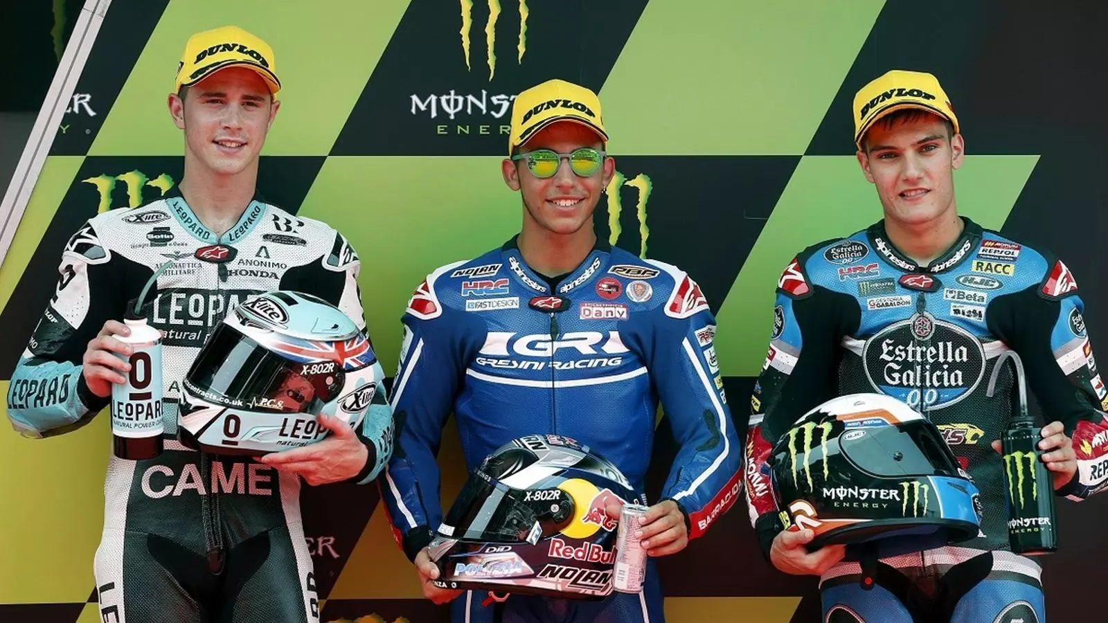 Bastianini, al centre, celebra la 'pole' de Moto3 amb Kent i Navarro / ANDREU DALMAU / EFE