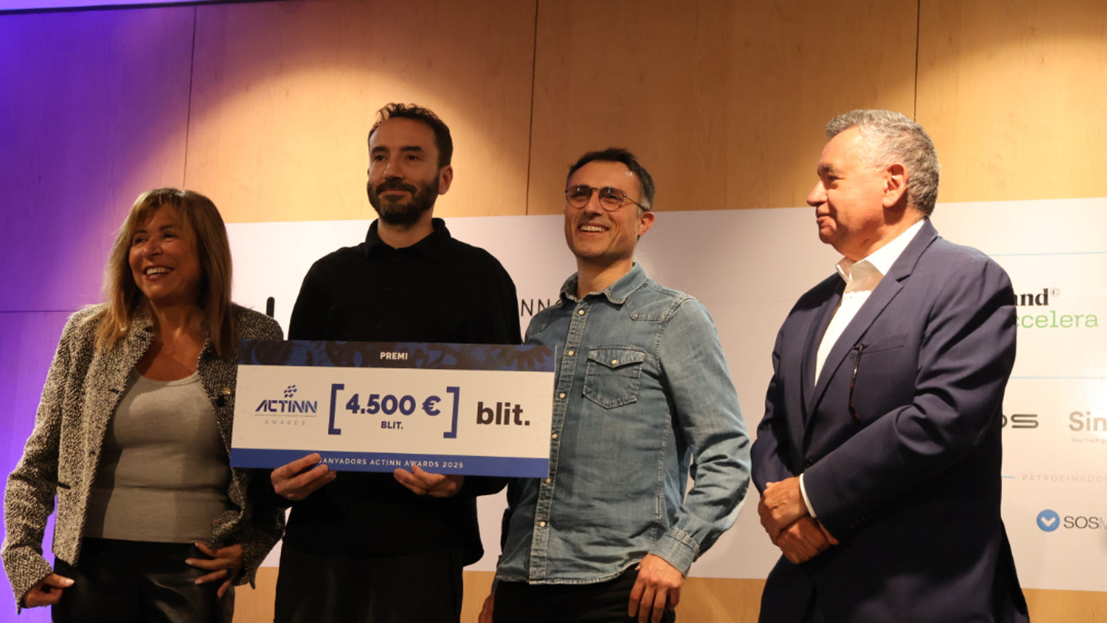 La ministra de presidència, economia, treball i habitatge, Conxita Marsol, el CEO de Blit Entertainment, Marc Colomines, i el president d'ACTINN, Albert Moles, durant la recollida del premi.
