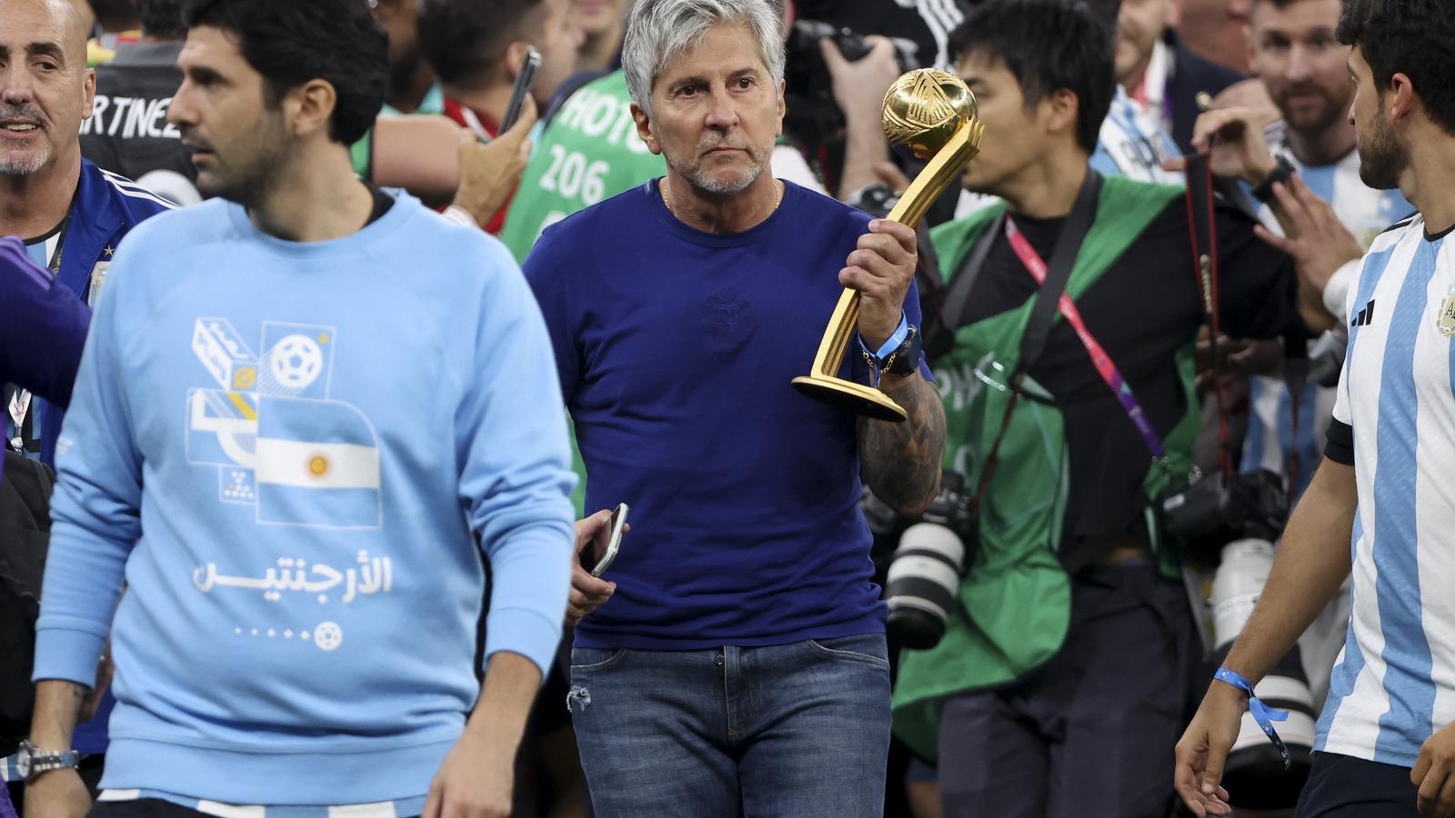 Jorge Messi, padre y agente de Lionel Messi, sosteniendo el trofeo de su hijo al "Mejor jugador del Mundial" después del Mundial de la FIFA 2022