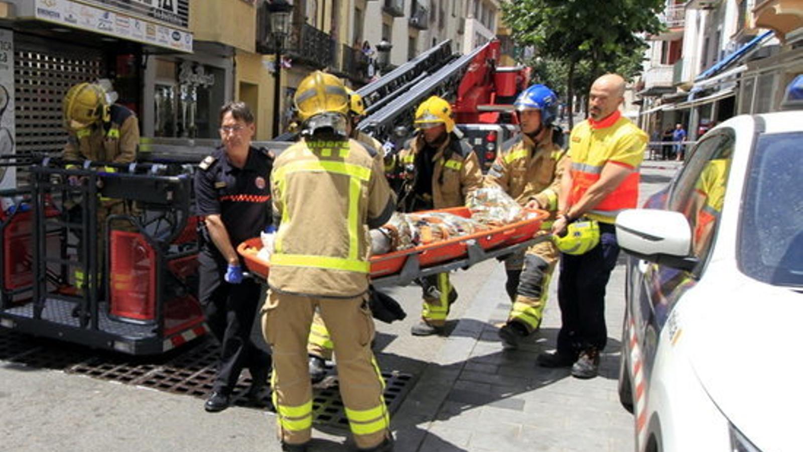 Els cossos d'emergències han evacuat l'home que ha patit cremades amb l'explosió del forn a Blanes