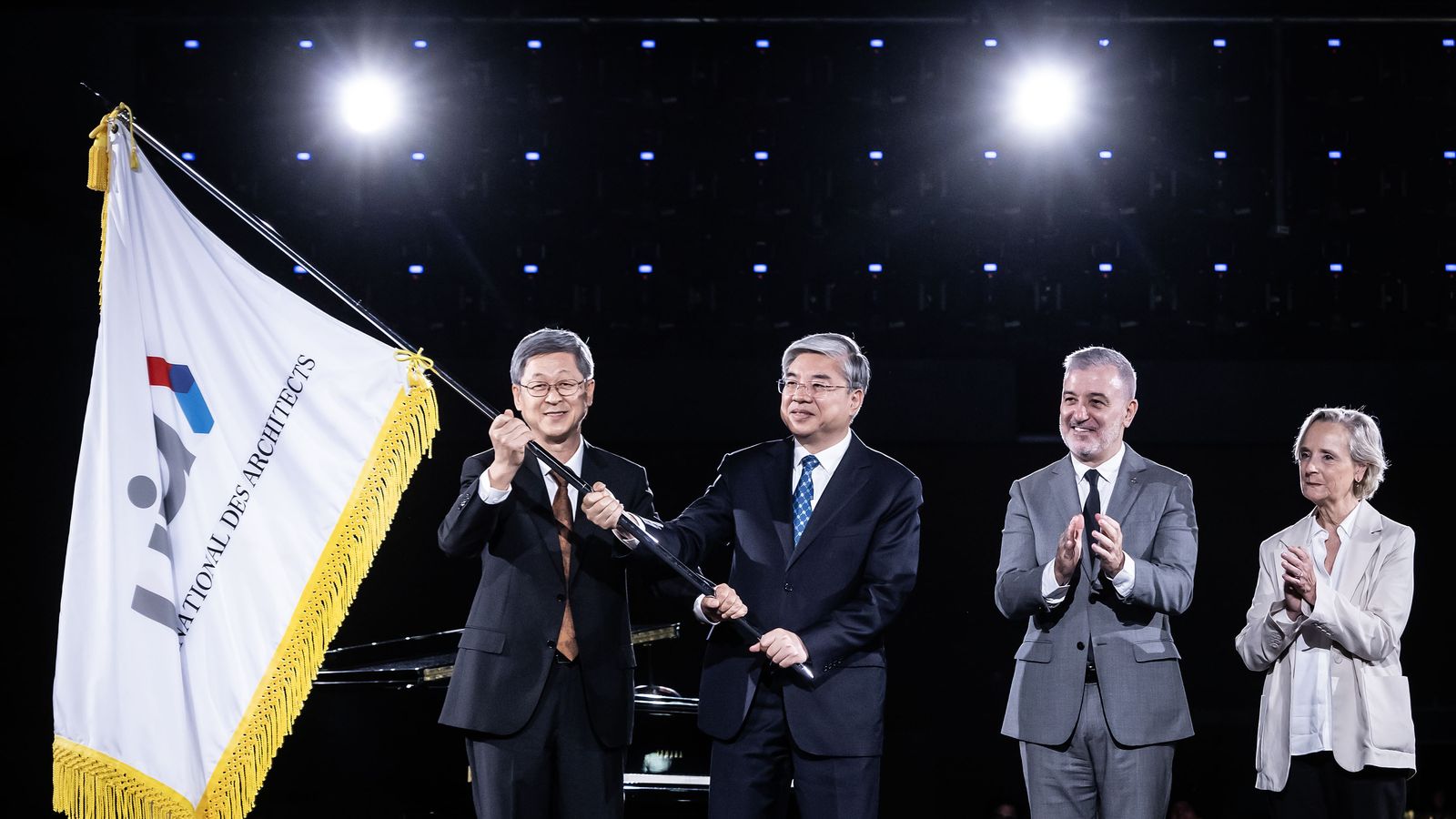 Closing of the UIA World Congress of Architects, with the handover of the flag to the Beijing delegation.
