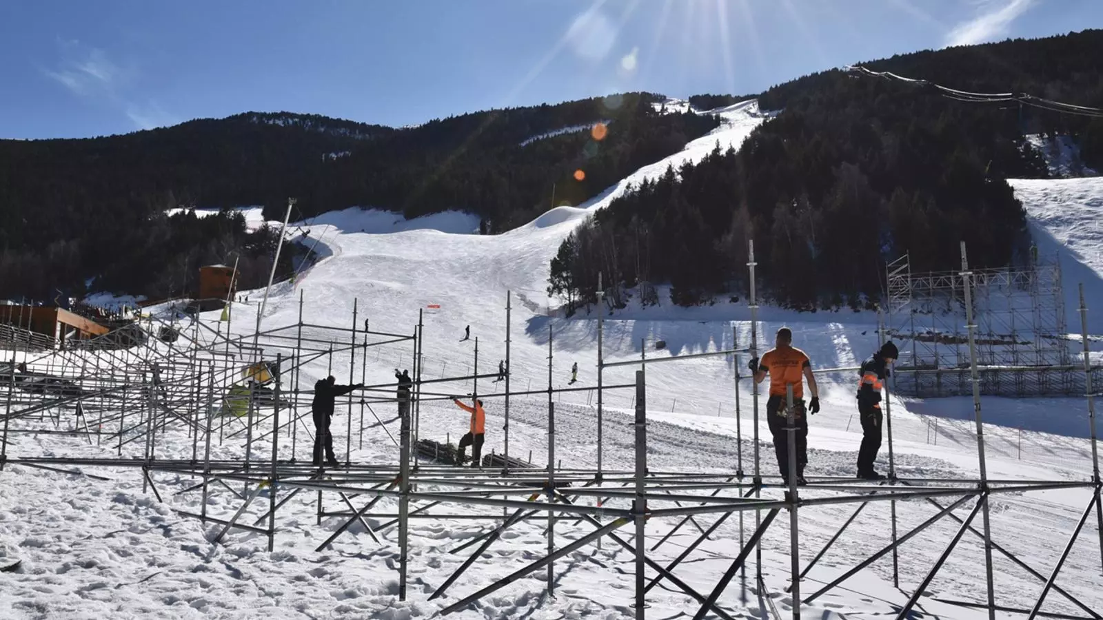 Inici de la instal·lació de les grades a Grandvalira. / GRANDVALIRA