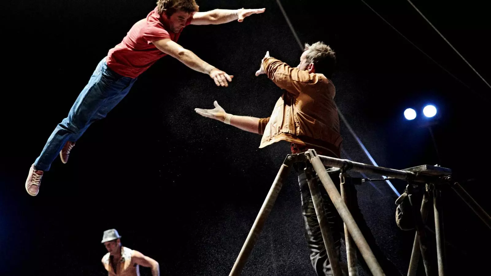 Els trapezistes del CirkVost actuaran en una carpa instal·lada davant del Mercat de les Flors.