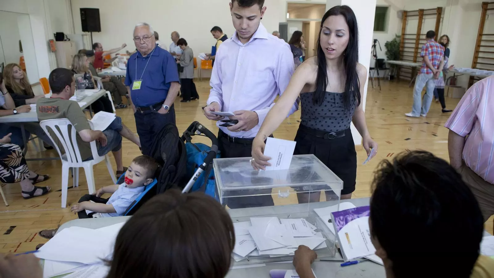 Dos joves votant a les eleccions municipals. Votar per primer cop és una litúrgia laica difícil d'oblidar.