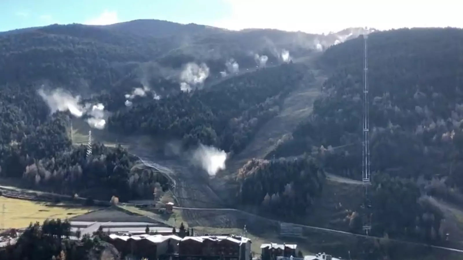 Els canons de neu en funcionament al sector Soldeu - El Tarter de Grandvalira.