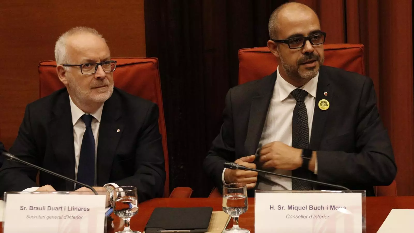 El conseller d'Interior, Miquel Buch, acompanyat del secretari general d'Interior, Brauli Duart, a la comissió d'Interior