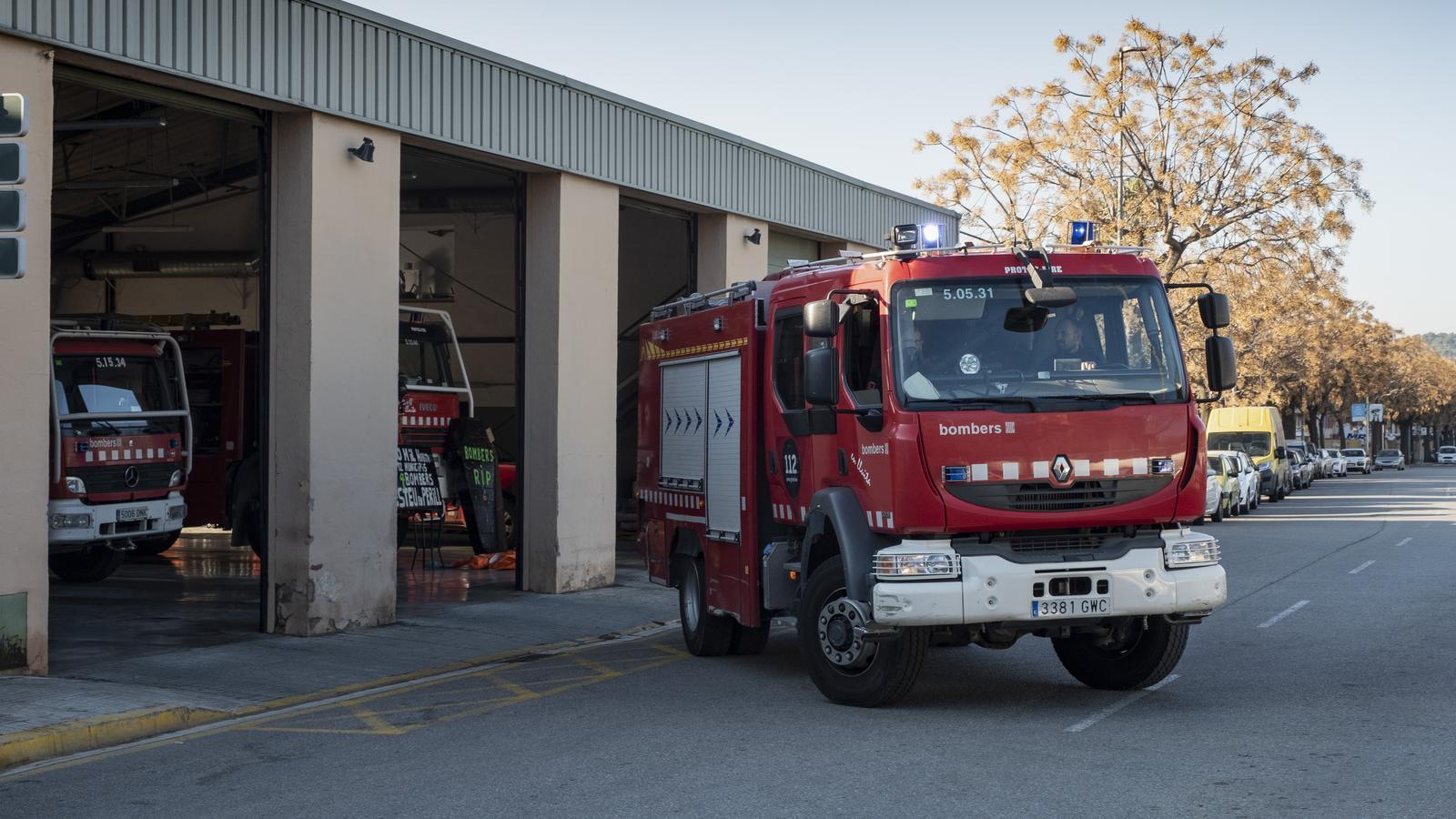 Un camió dels Bombers de la Generalitat sortint d'un parc, en una imatge d'arxiu