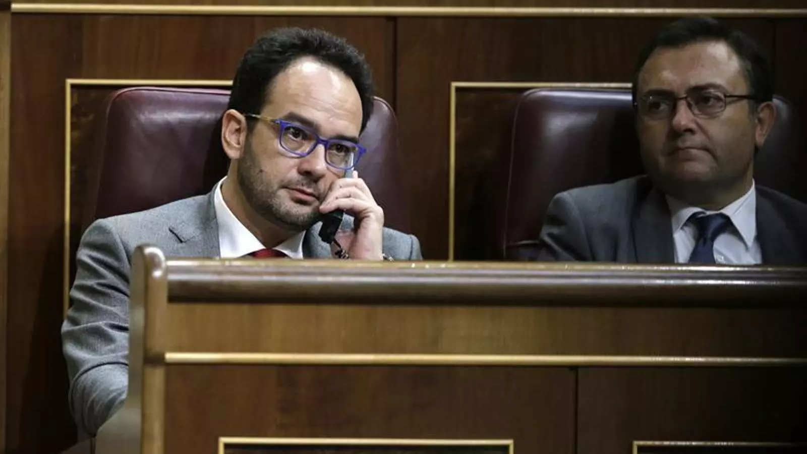 El portaveu del PSOE al Congrés, Antonio Hernando, amb l'home de Susana Díaz a Madrid, el diputat malagueny Miguel Ángel Heredia, ahir durant la investidura de Rajoy. EFE