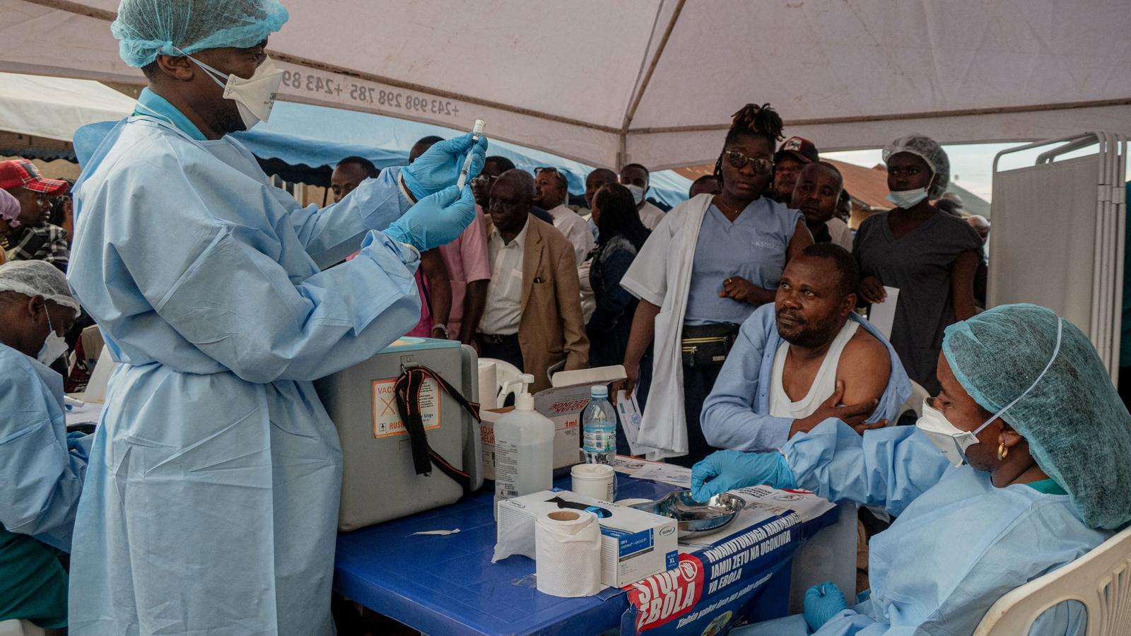 Médicos vacunando contra el Ébola en el Congo.