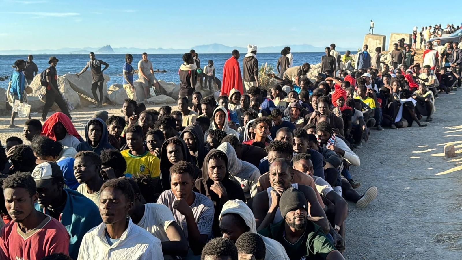Social organizations distribute food among the migrants who are in Ceuta.