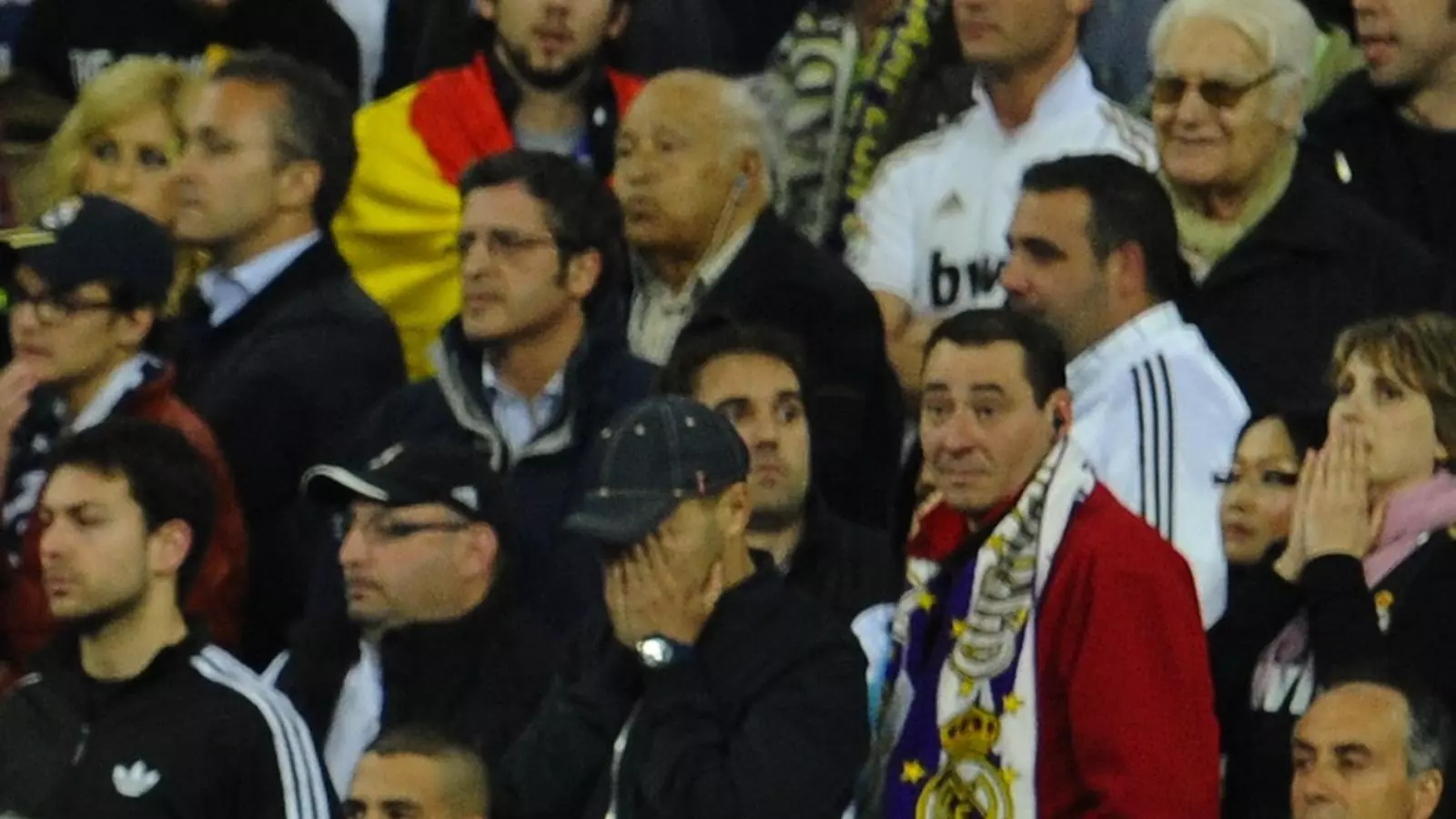 José Mourinho, de genolls