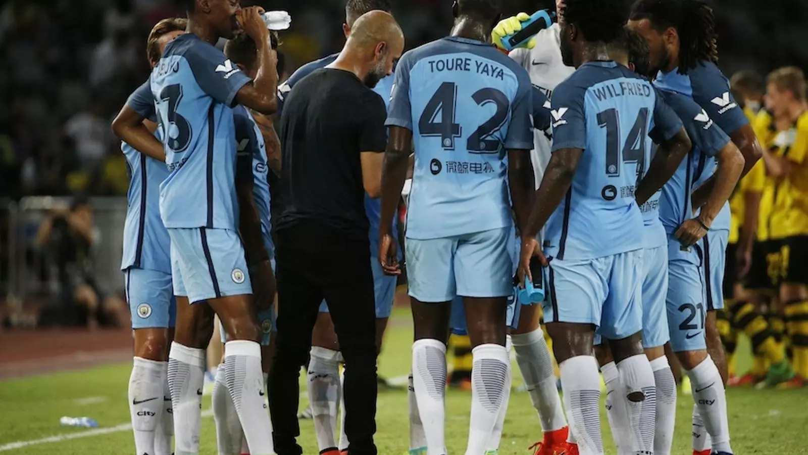 Pep Guardiola dona ordres als seus homes