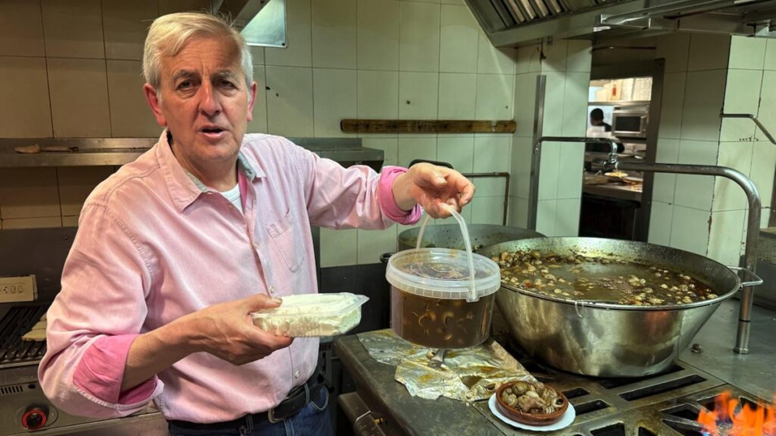 Guillem Garí, Besitzer des Restaurants Es Cruce in Vilafranca, mit einer Portion Schnecken.