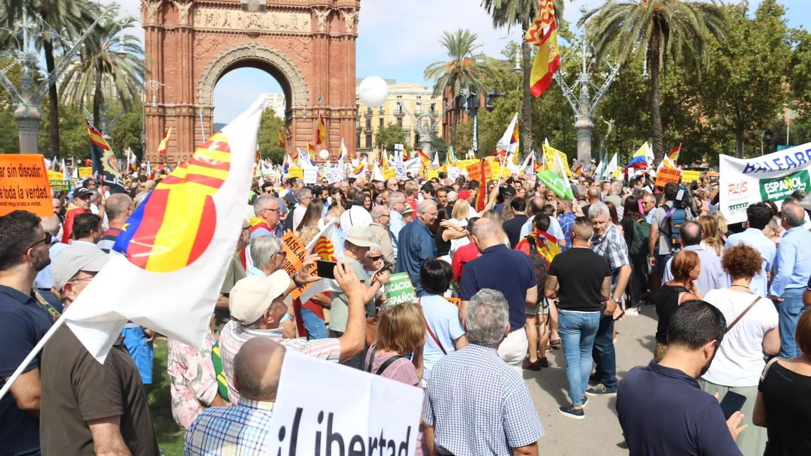 La manifestació d'Escola per Tothom ha començat a l'Arc de Triomf