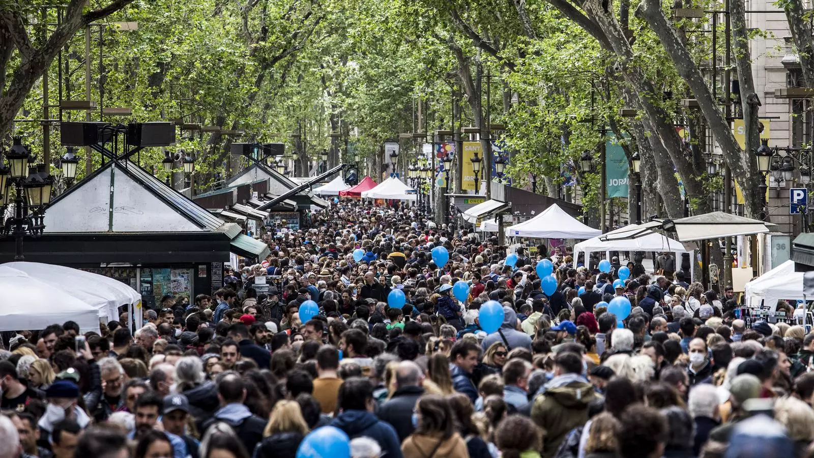 Vista general de la Rambla durant la diada de Sant Jordi 2022