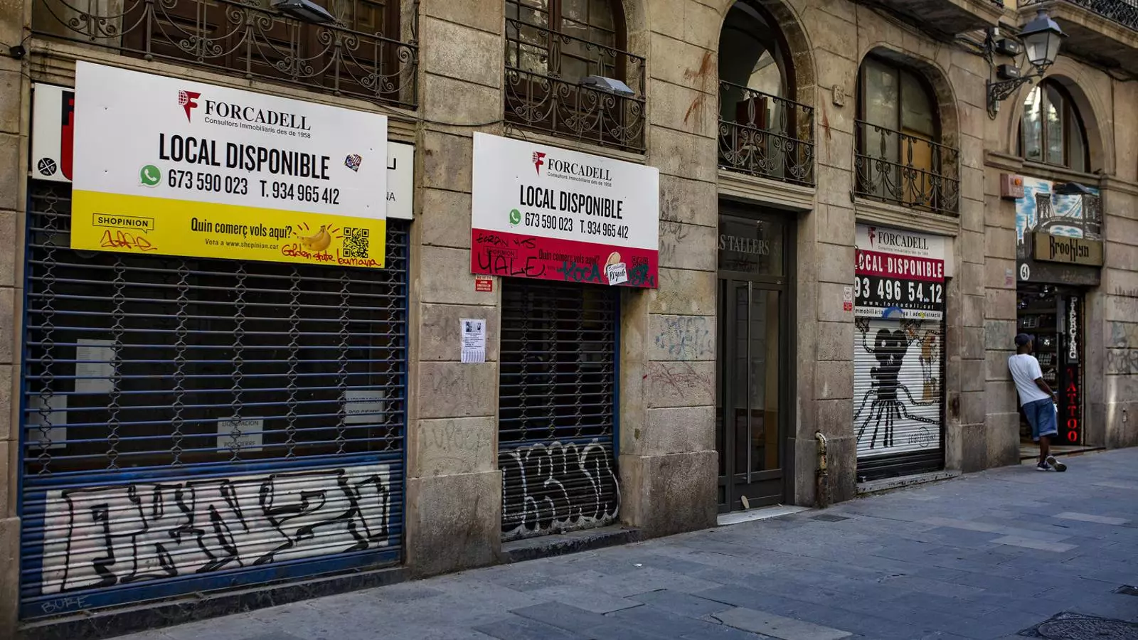 Tres locals comercials buits seguits al centre de Barcelona.