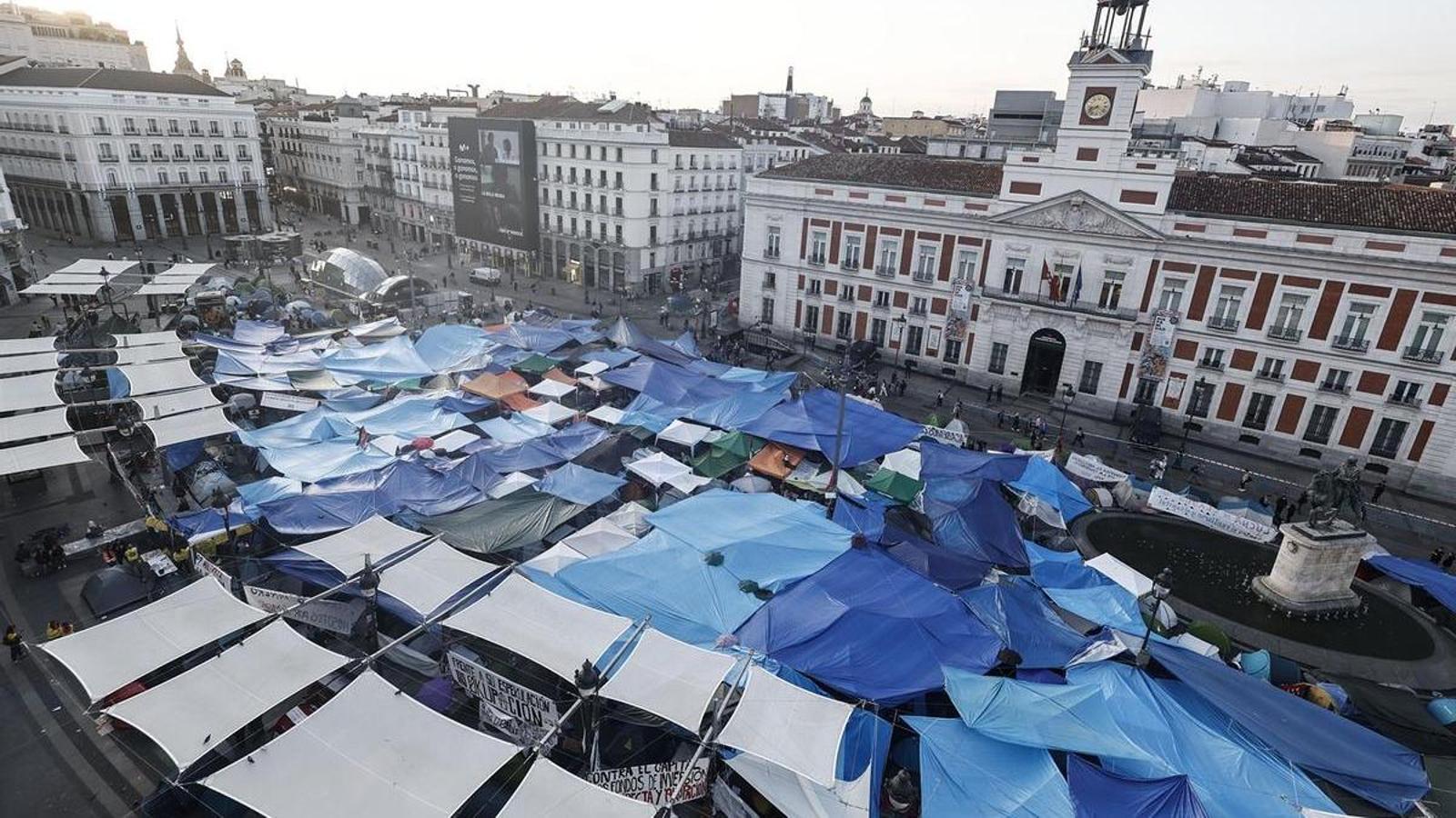 Los acampados en la Puerta del Sol en defensa del derecho a la vivienda, martes por la mañana.