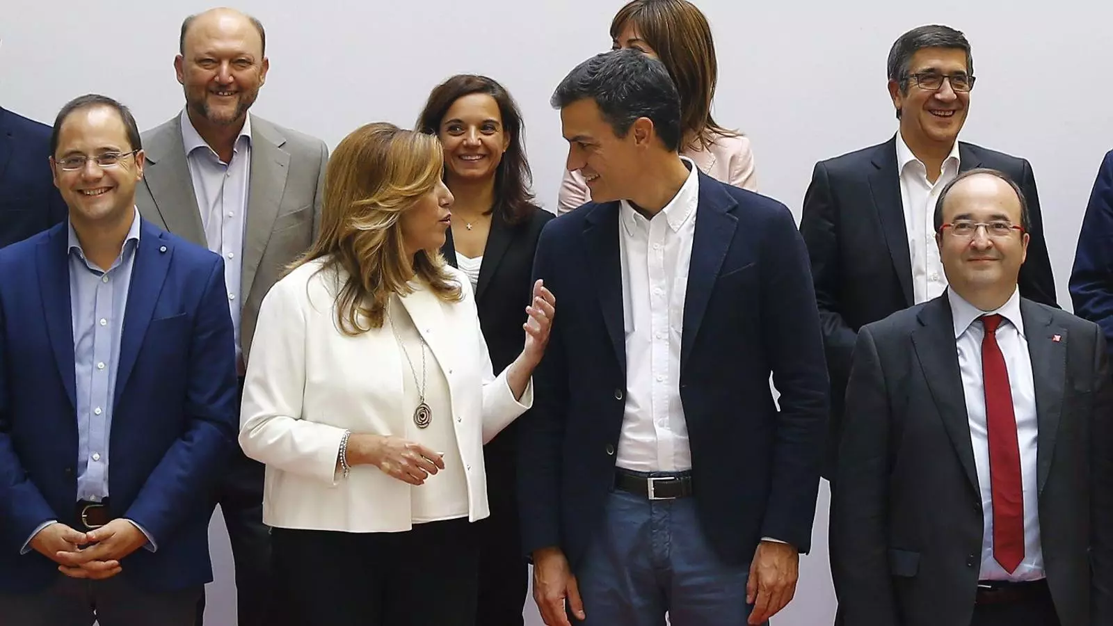 Pedro Sánchez, líder del PSOE, flanquejat per Susana Díaz i Miquel Iceta ahir a la reunió del consell polític federal del partit que va abordar el 27-S i la reforma constitucional.