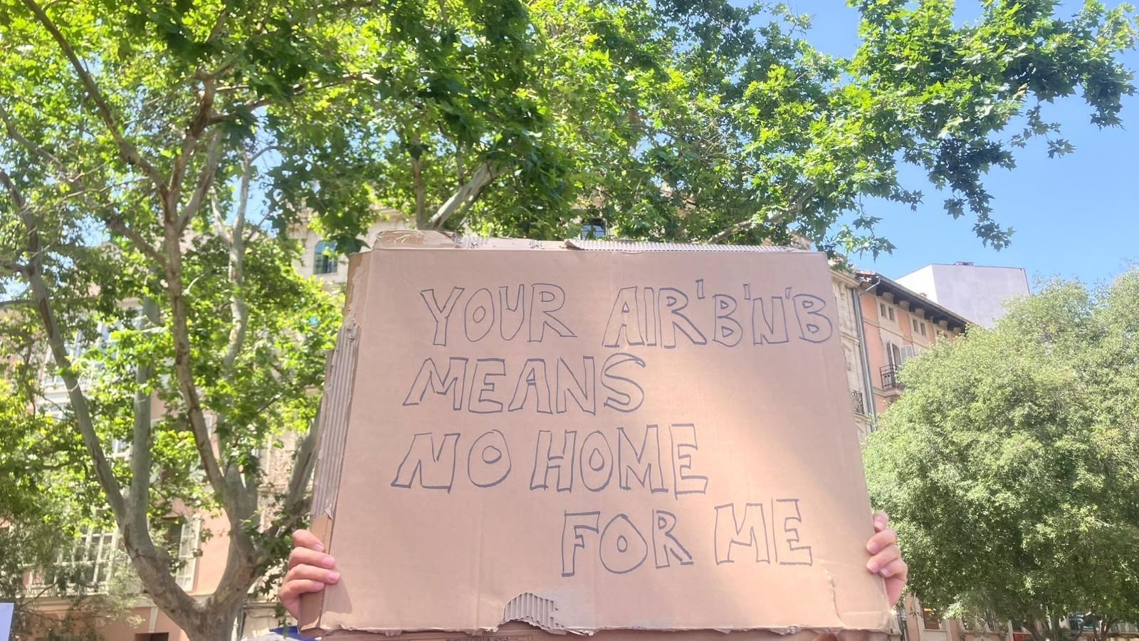 Una de las pancartas en la protesta
