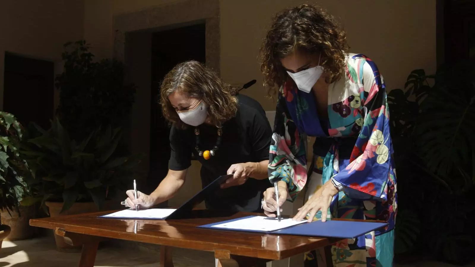 Francina Armengol i Maria Jesús Montero durant la signatura de l'acord entre el Govern i l'executiu espanyol.