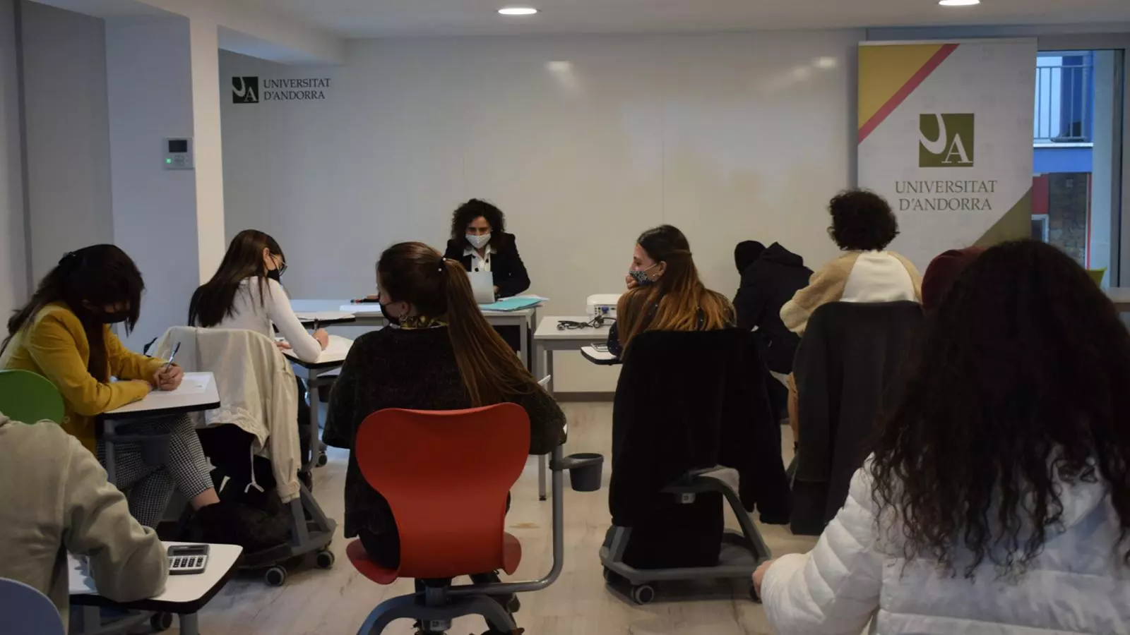 Primeres classes al nou edifici el 'Cub' de la Universitat d'Andorra. / A. S. (ANA)