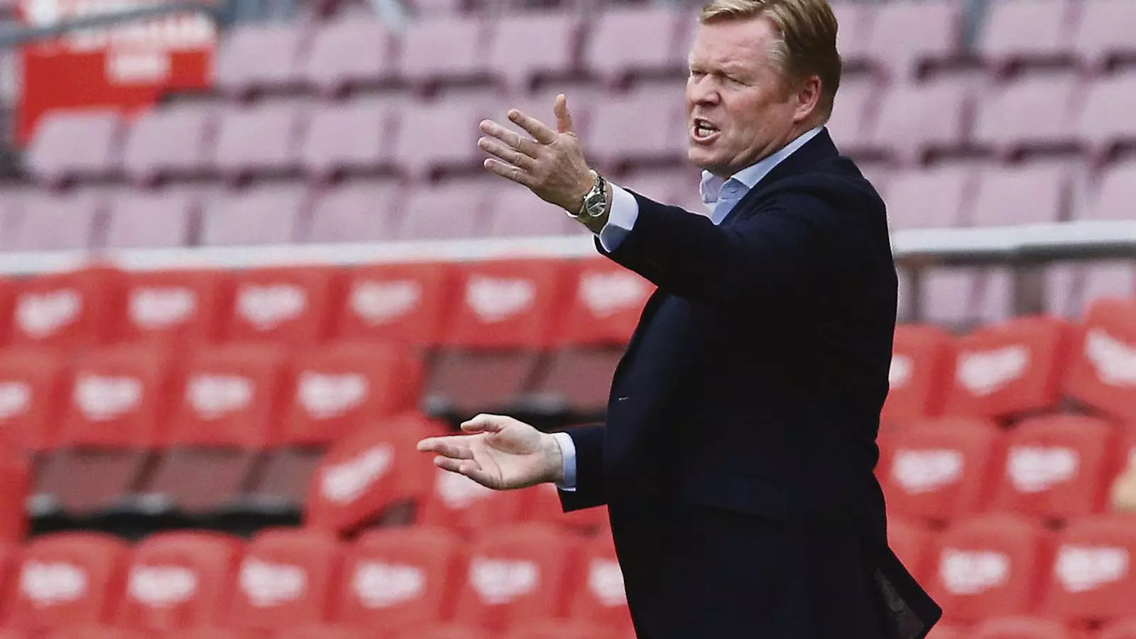 Koeman donant instruccions en l’última partit del Barça, la derrota contra el Celta.