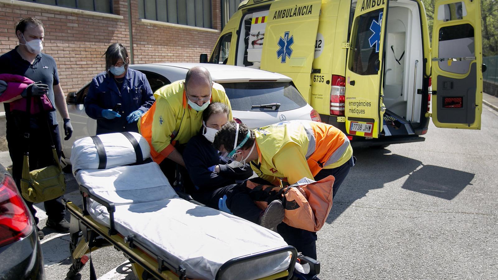 The endowment of an ambulance of the SEM attending to an accident victim, in an archive image.