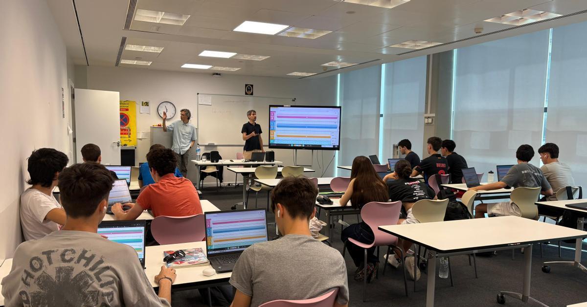 Alumnes aprenent música a través de les matemàtiques a l'escola