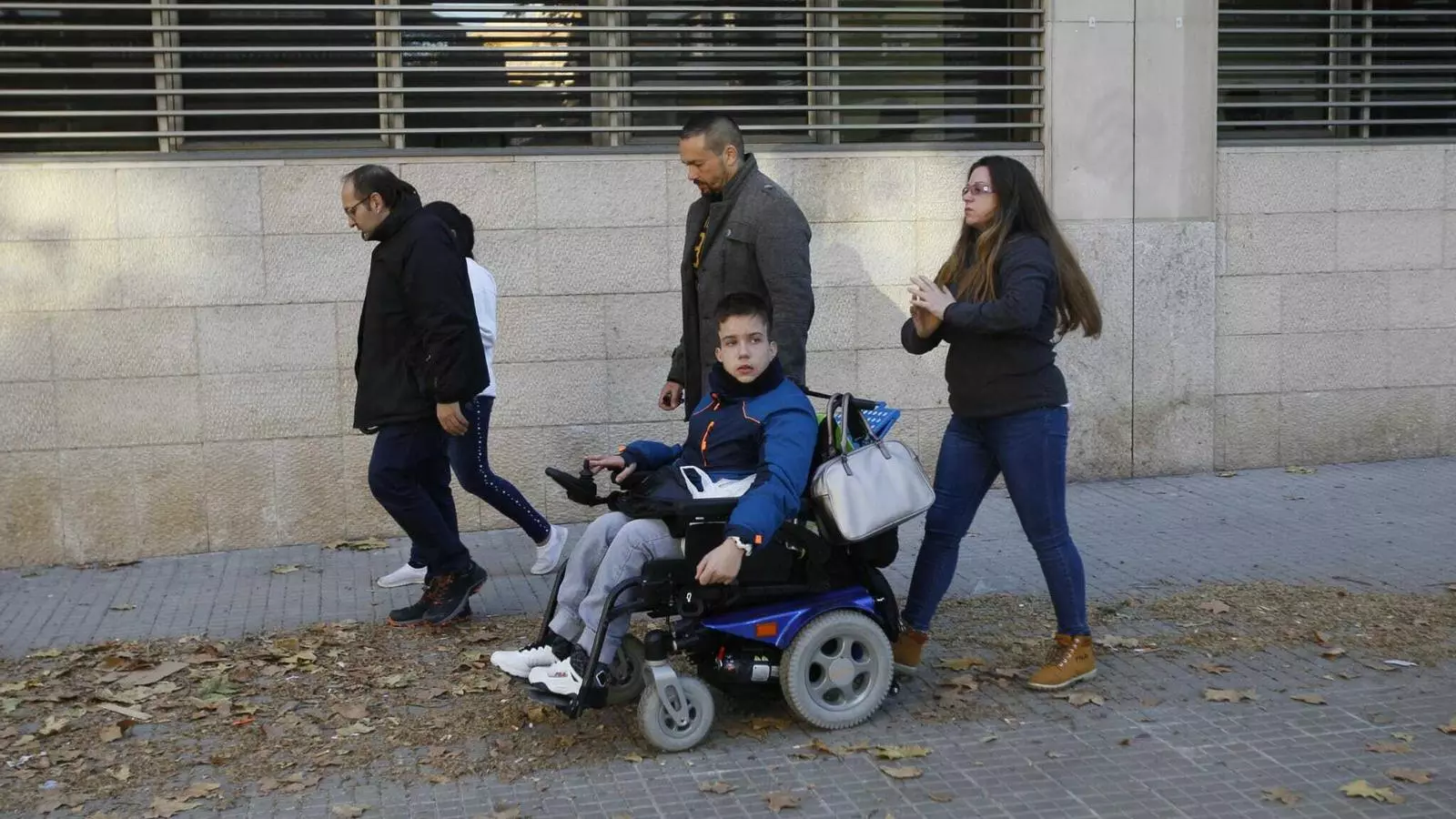 Óscar Kacper Szczesniak amb els seus pares davant la Policia Nacional