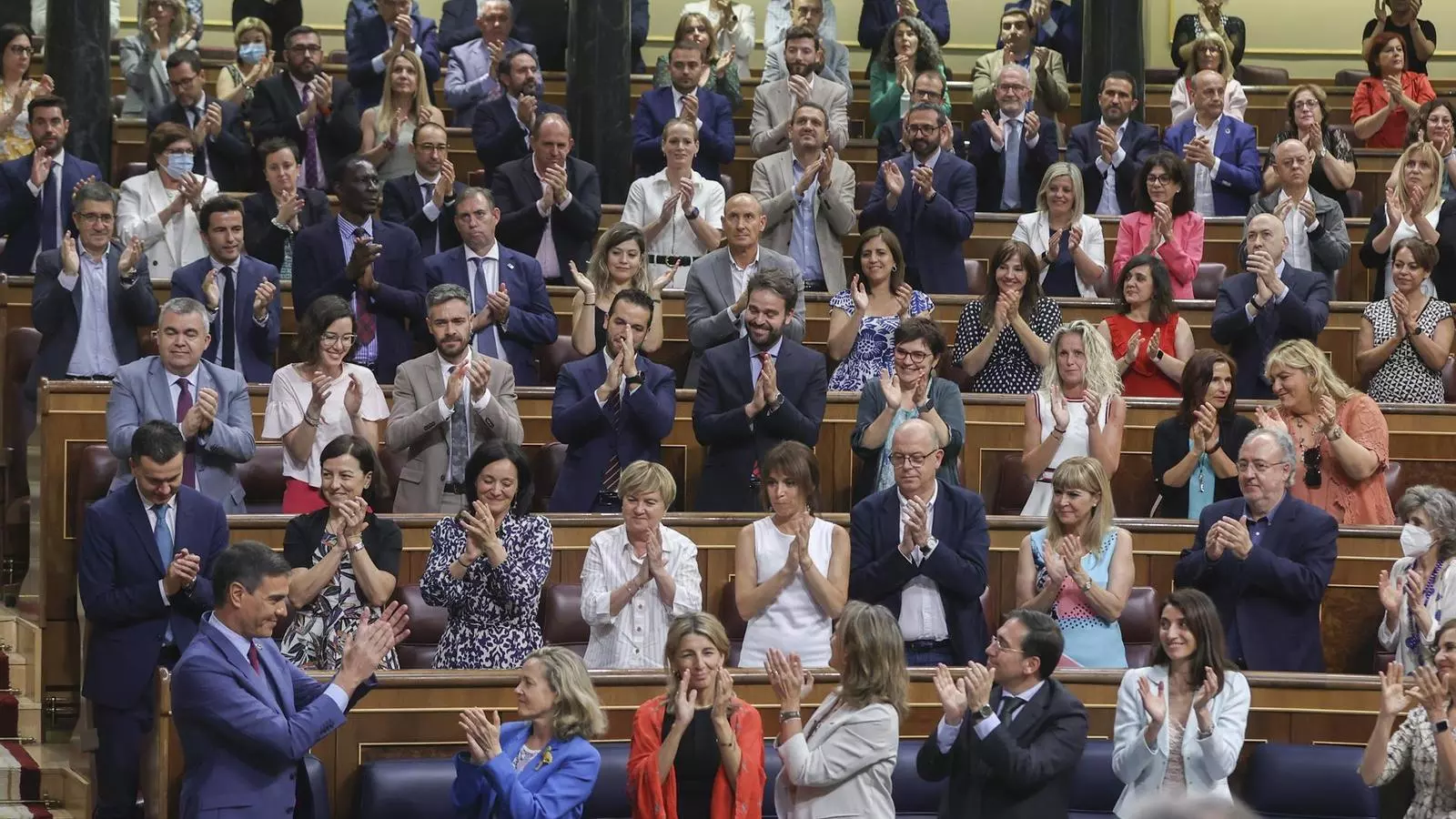La bancada socialista aplaudeix Sánchez al final del debat.