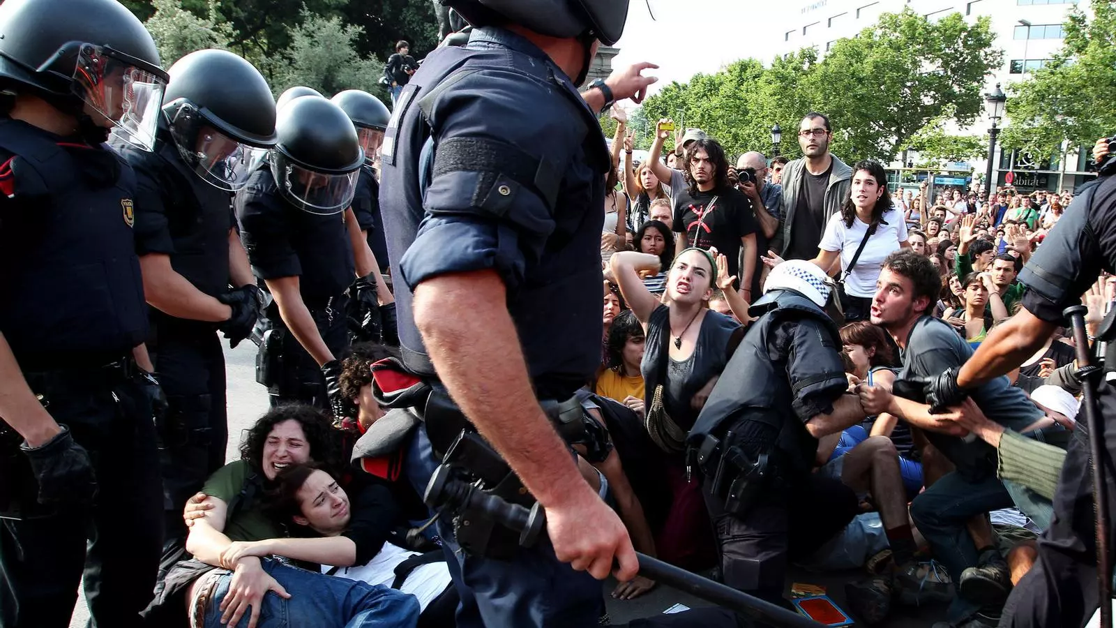 Els indignats consideren que l'operació policial a la plaça Catalunya va ser un desallotjament encobert.