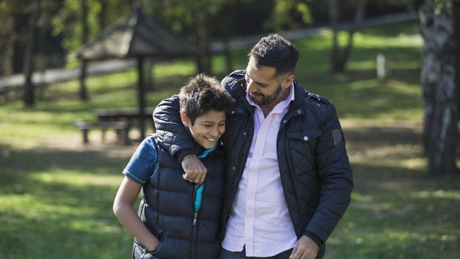 Padre con su hijo adolescente.