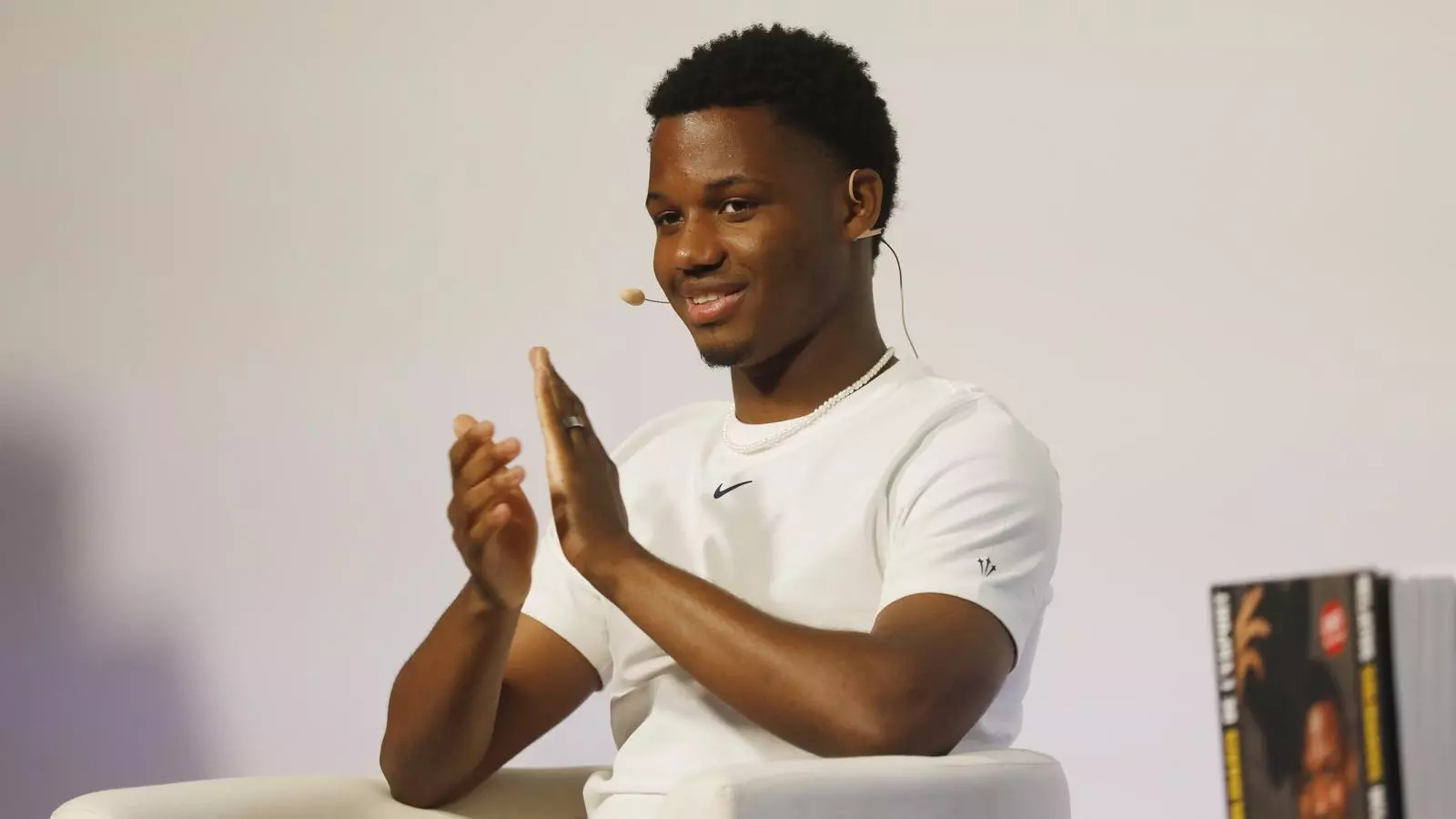 Ansu Fati, durant l'acte de presentació del llibre de relats solidaris