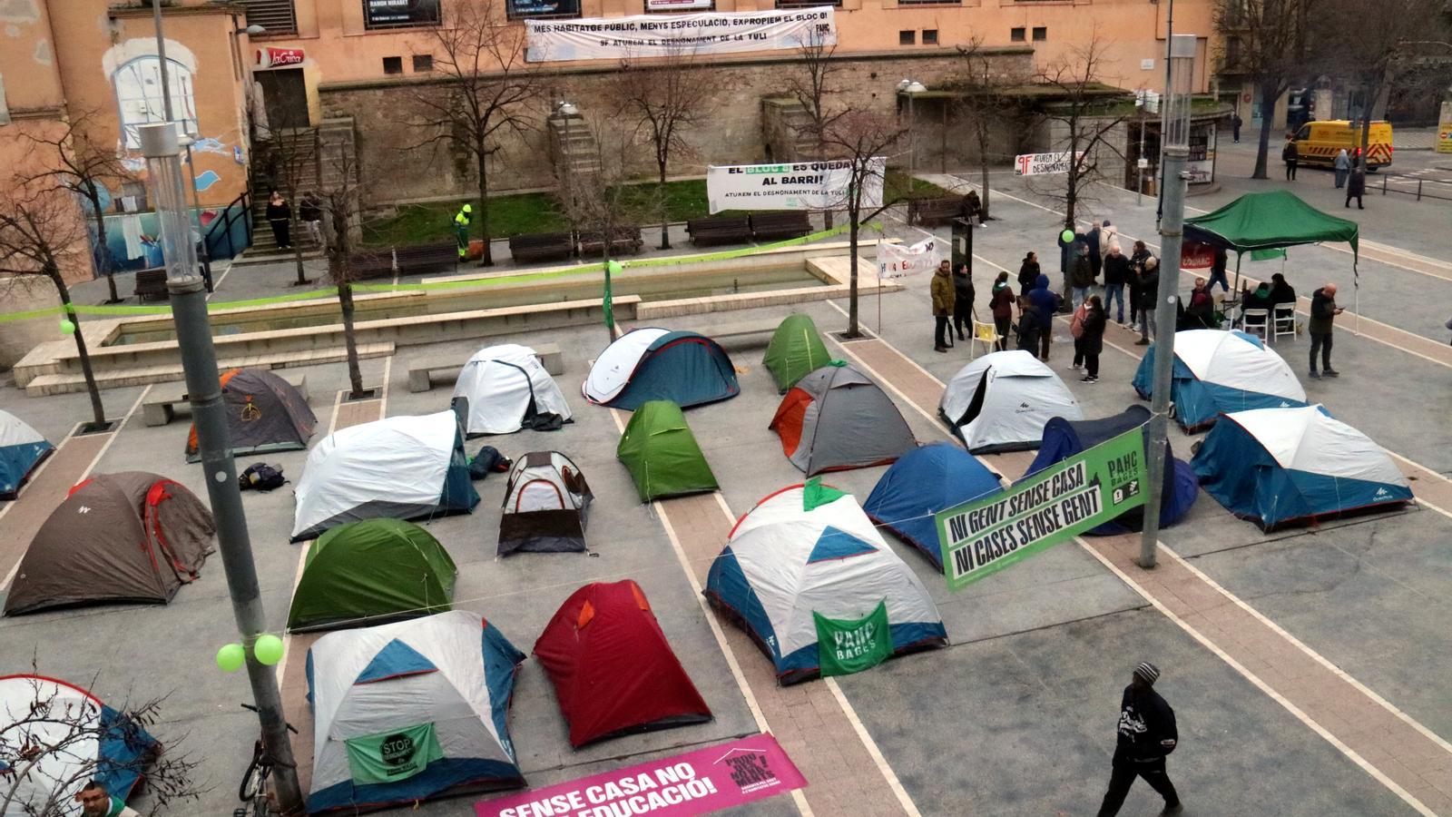 PAH camp against the eviction of block 8, in the Plaza de Sant Domènec in Manresa.