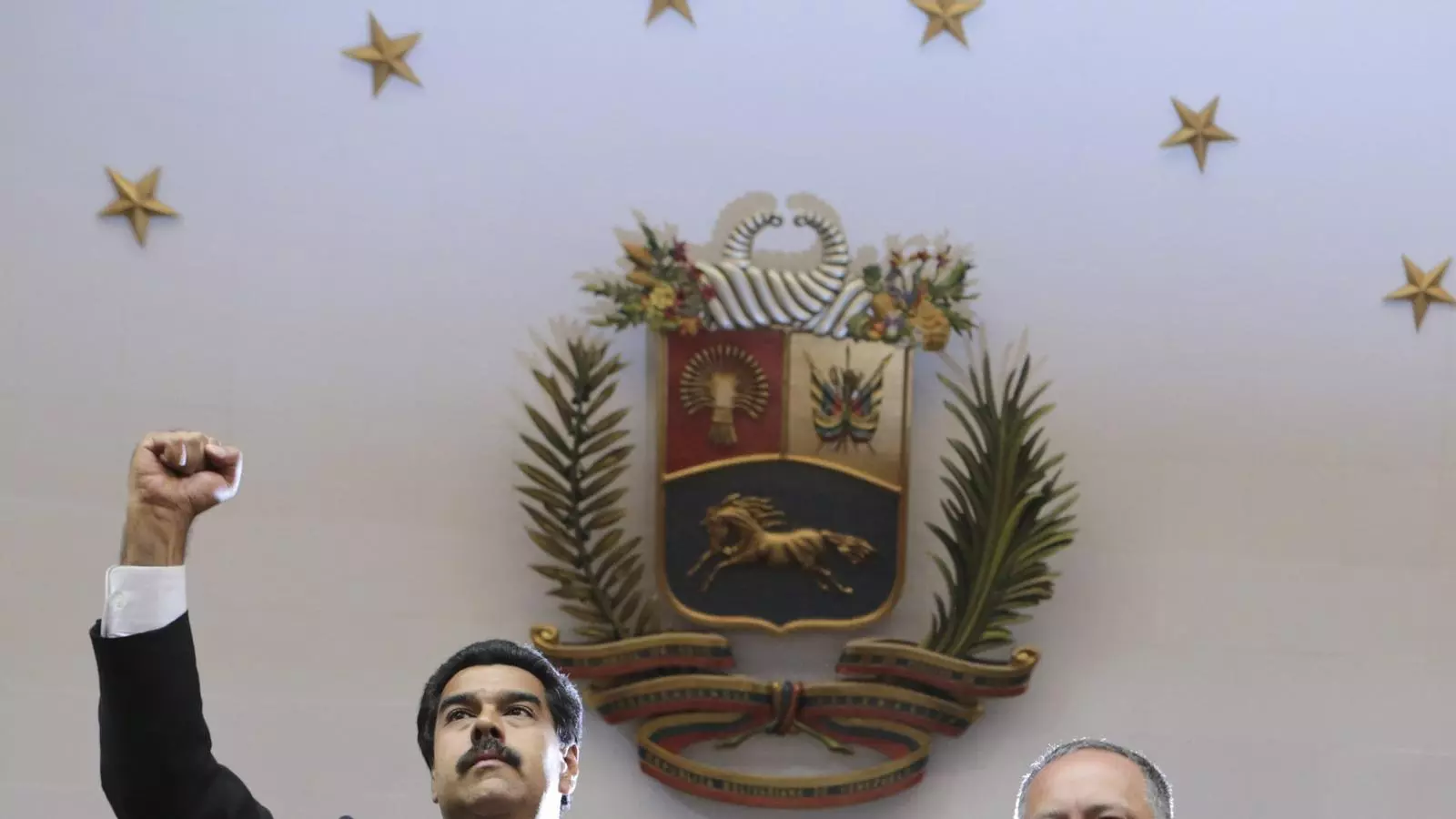 Maduro, amb el puny alçat, en el moment de jurar el càrrec al costat del president del parlament / EFE