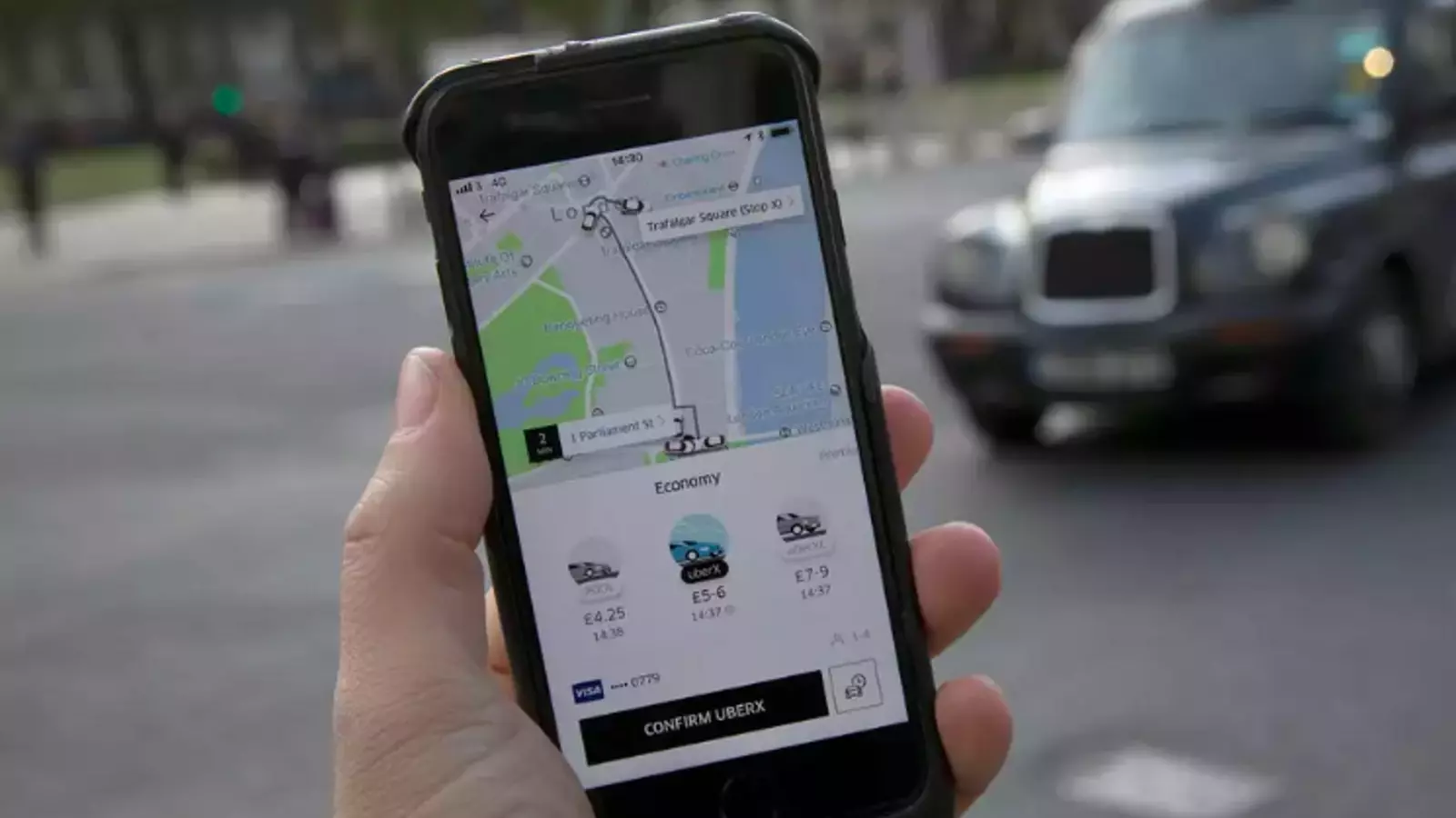 Un client espera un Uber a The Mall, al centre de Londres / Q.A.
