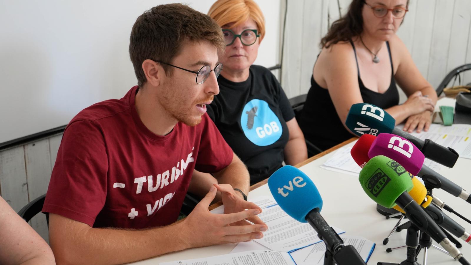 Pere Joan Femenies (Less Tourism More Life), Tonina Siquier (GOB) and Tona Fuster (Terraferida).