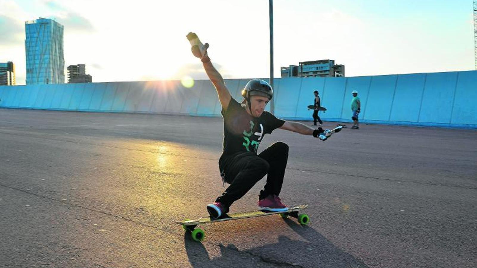 'RIDERS' AL FÒRUM 
 El Fòrum de Barcelona  és un espai ideal per als amants del longboard. Els riders professionals hi van per entrenar-se.