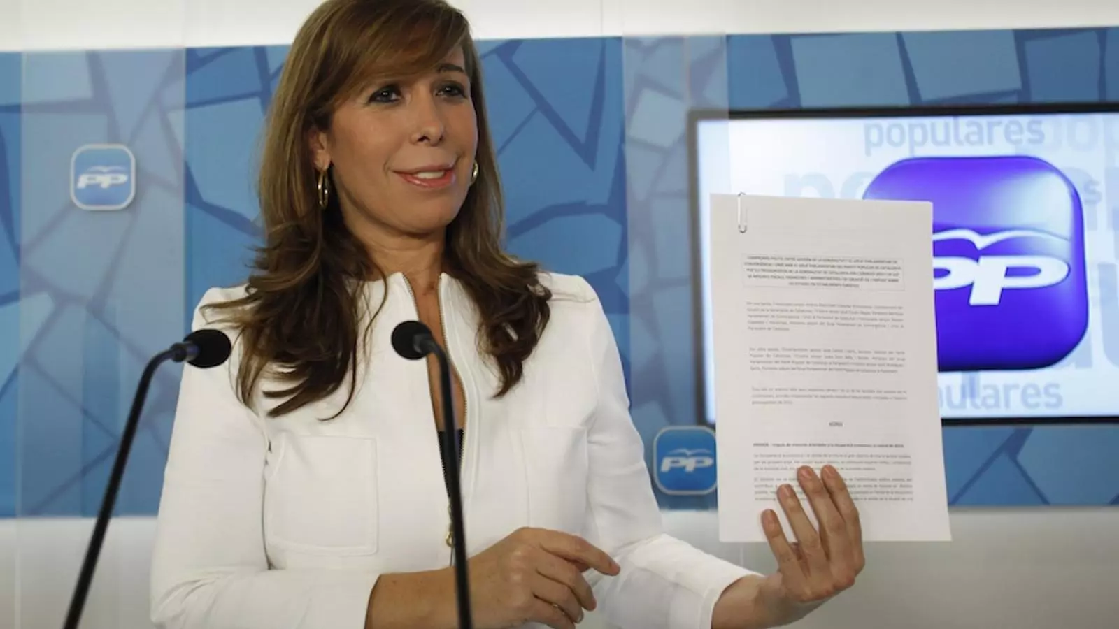 Alícia Sánchez-Camacho ensenya el pacte pels pressupostos / EFE