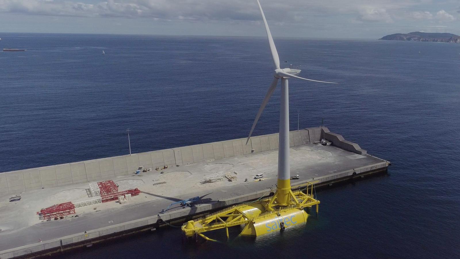 Un aerogenerador en el puerto de Bilbao de la compañía vasca Saitec, que quiere hacer un parque de I+D con 5 aerogeneradores en el Cap de Creus