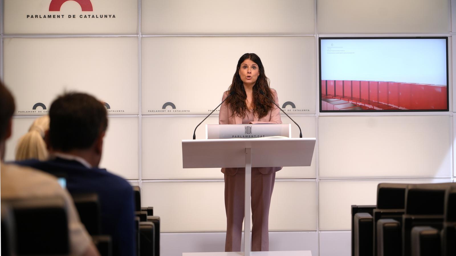 La presidenta del grupo parlamentario de Junts, Mònica Sales, en rueda de prensa