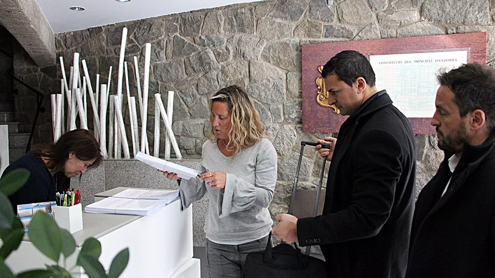 Eva López, Jordi Gallardo i Pere López en el moment d'entregar el recurs davant del TC. / M. M.