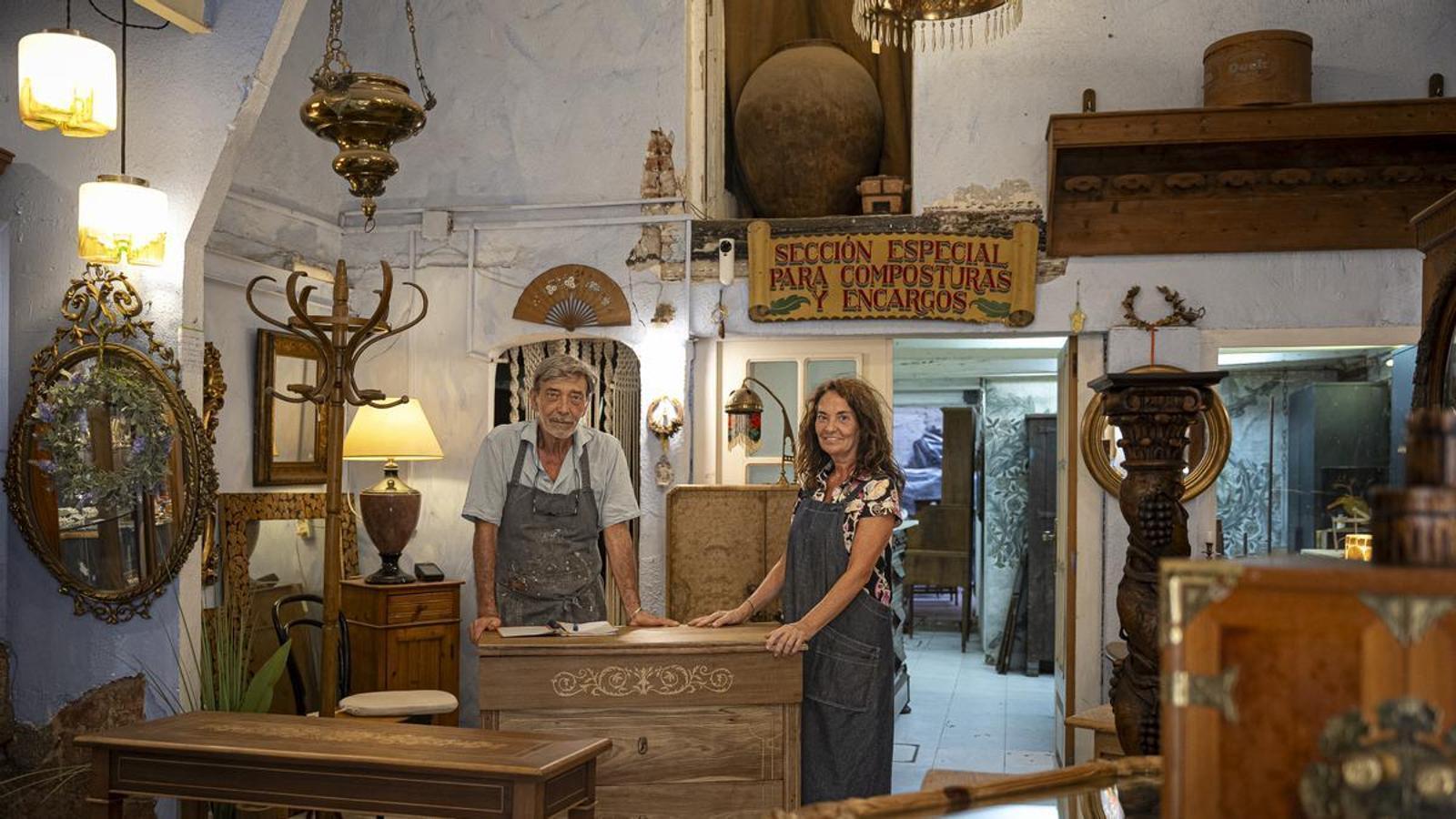 El interior del local de restauración de muebles y obras de arte Vell-Món en la calle de Ramón y Cajal.