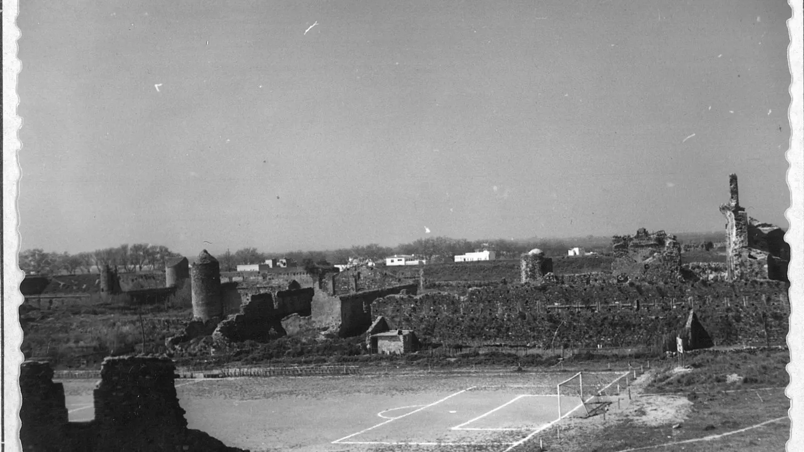 Imatge de la Ciutadella el 1961, quan els propietaris van enderrocar una part de la muralla