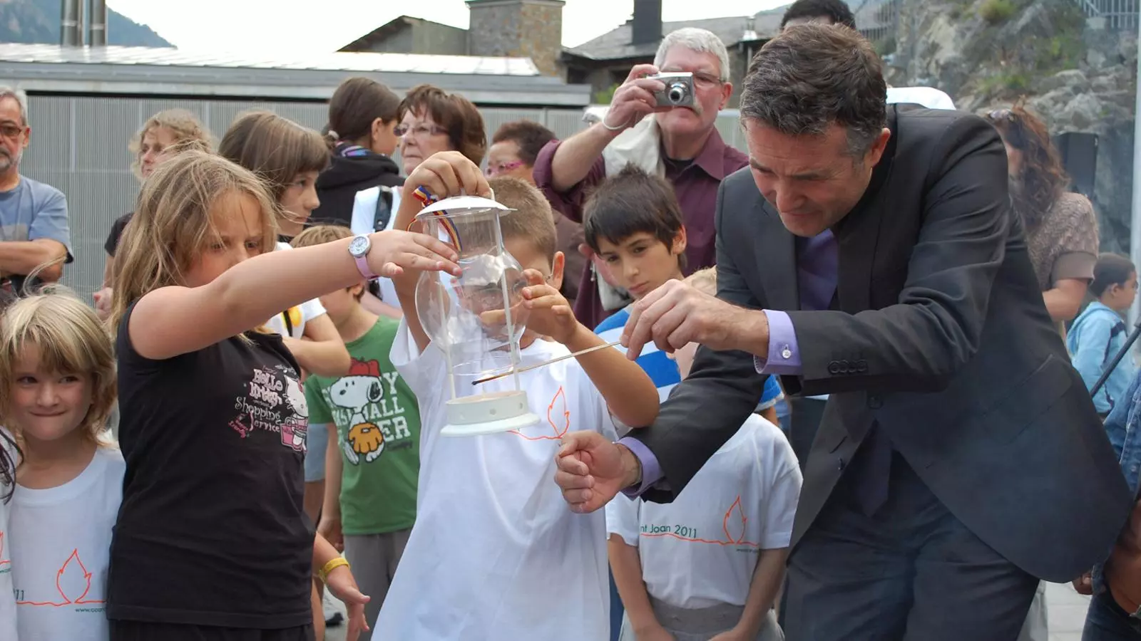 Imatge d'arxiu de l'arribada de la flama del Canigó a la plaça del Consell General l'any 2011.