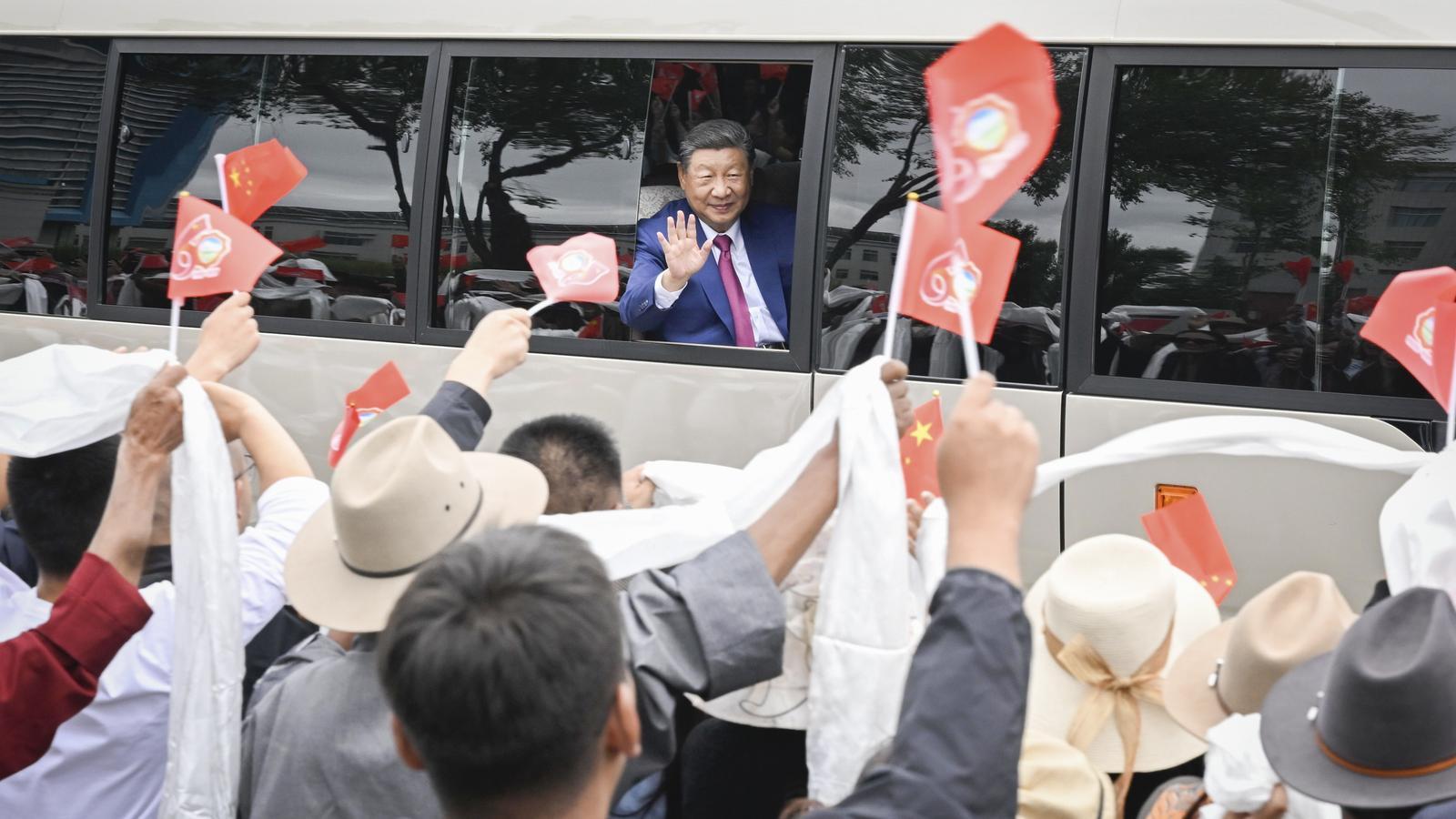 Xi Jinping greeting the welcoming committee upon arrival at Lhasa Airport.