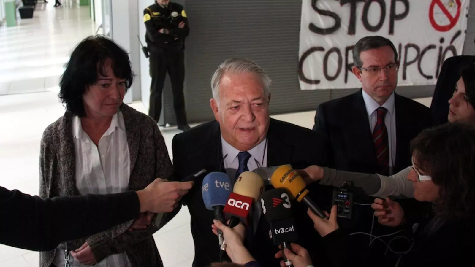 Camps atén els periodistes en sortir del jutjat / ACN