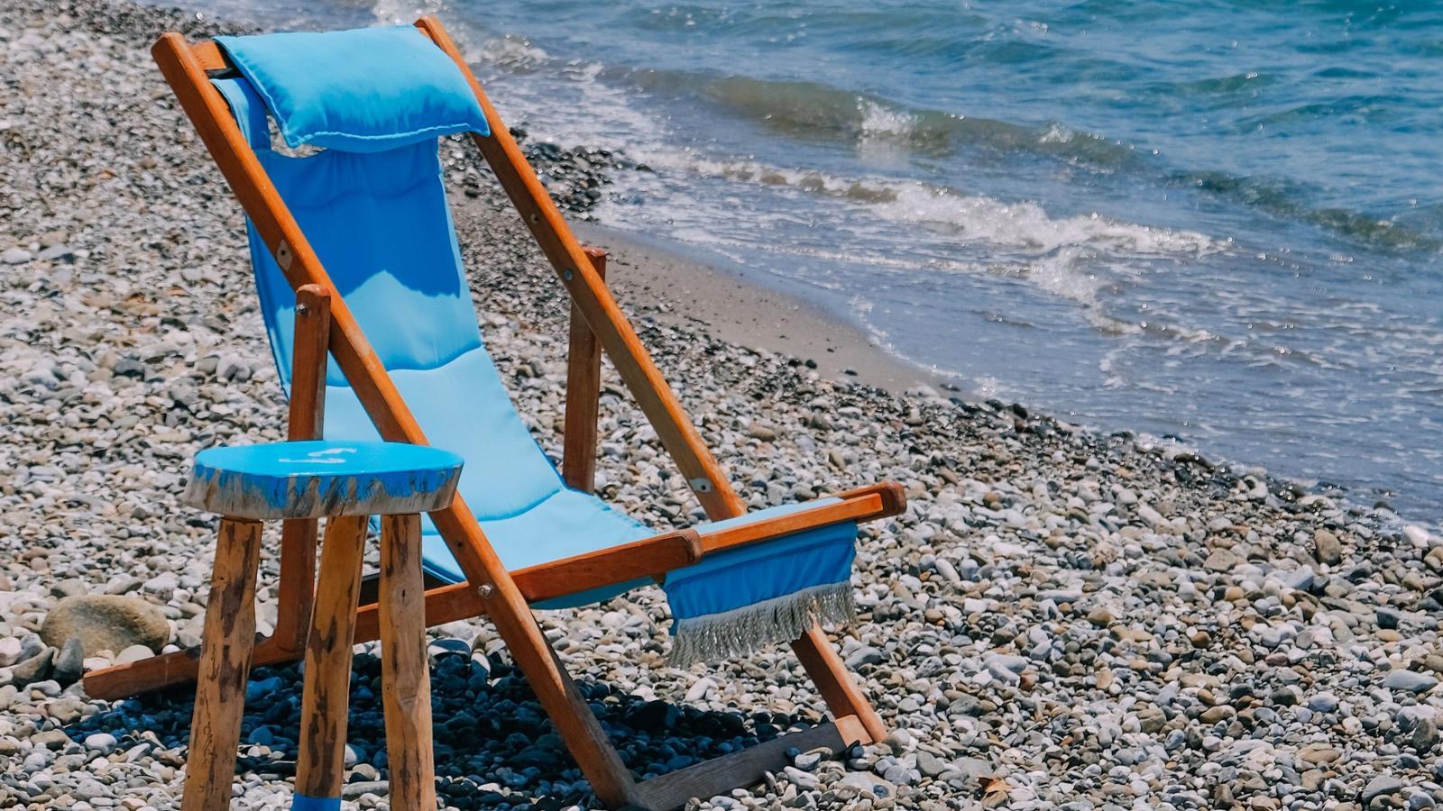 Ein Stuhl am Strand