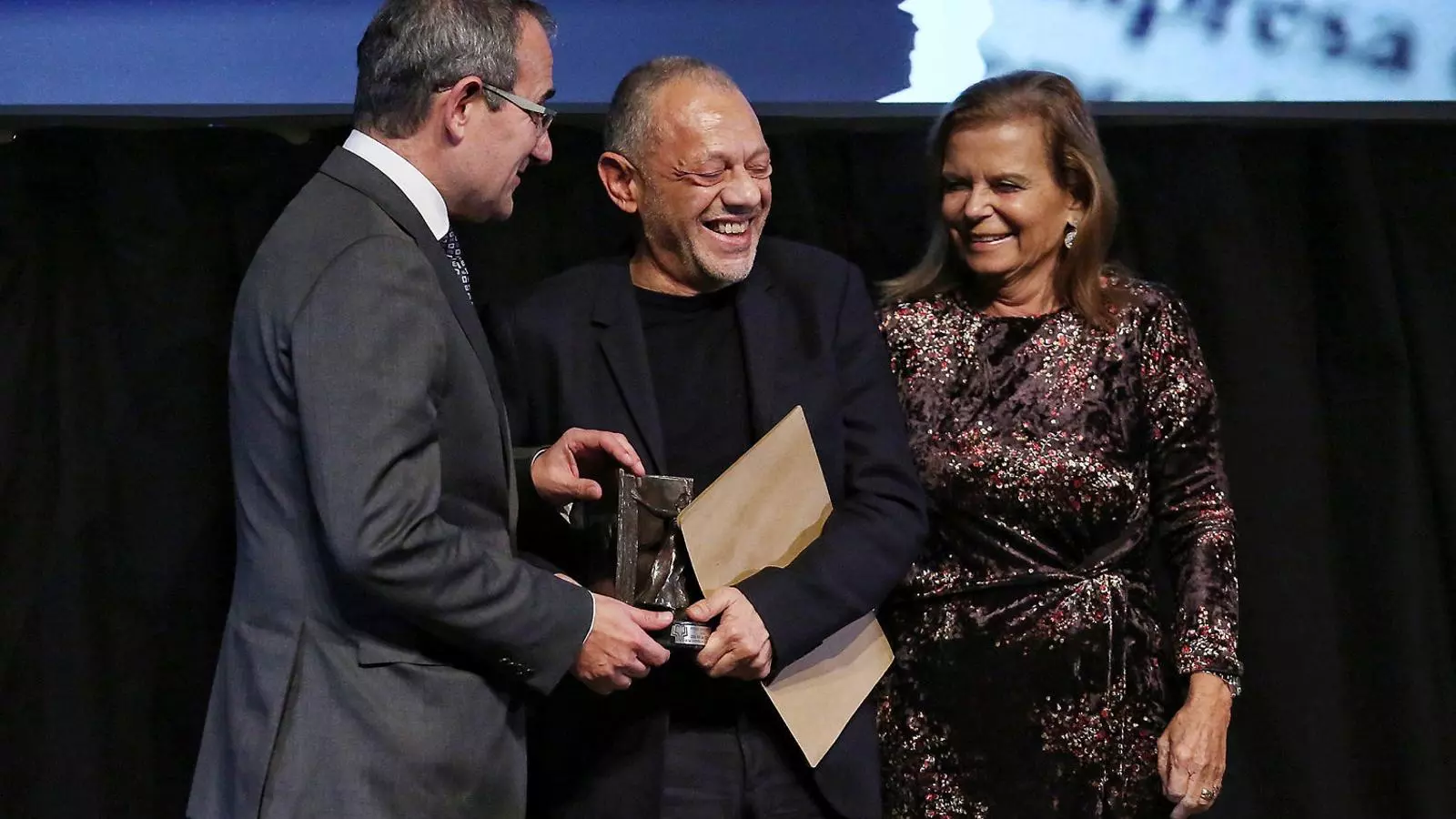 Lluís Pasqual (al centre) amb Patrici Tixis i Carme Riera ahir al Teatre Goya.