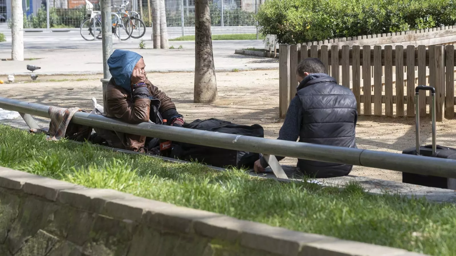 Unes persones sense llar al carrer durant el confinament